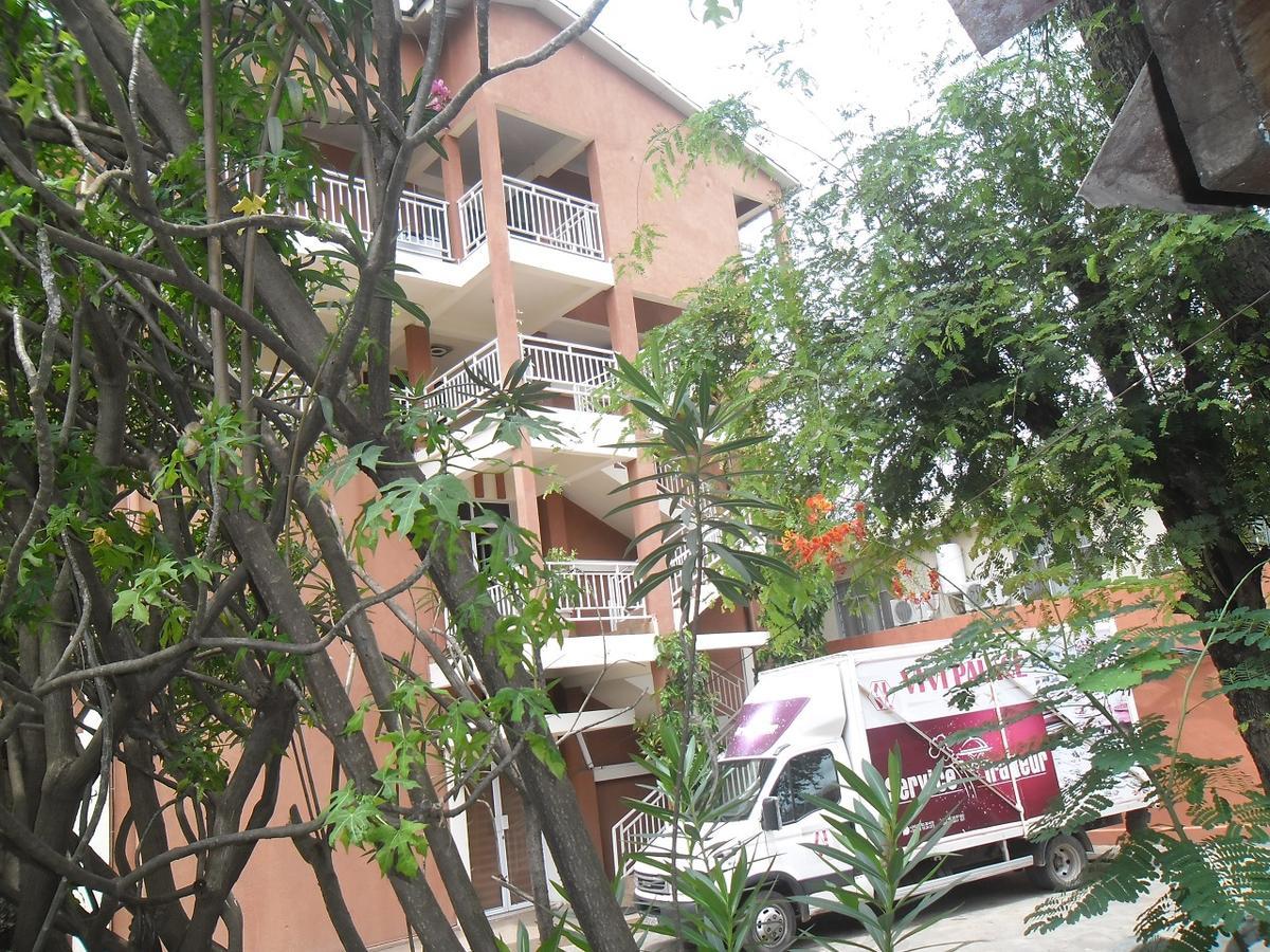 Hotel Vivi Palace Matadi Exterior photo