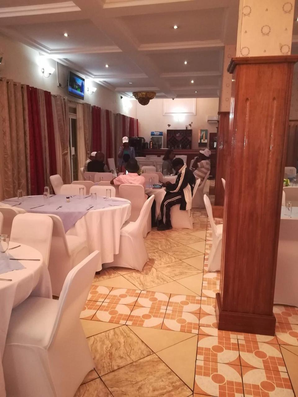 Hotel Vivi Palace Matadi Exterior photo